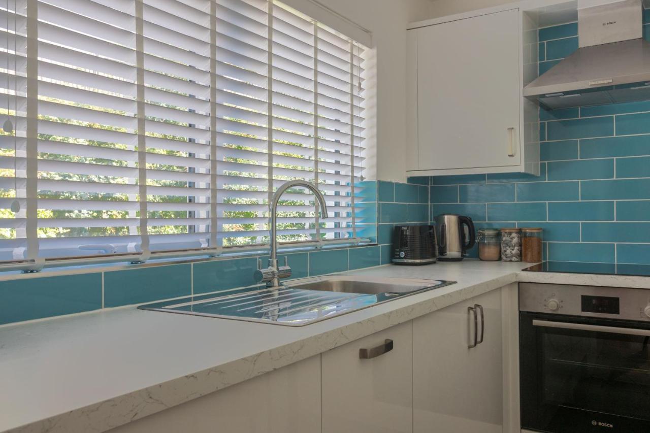 Riverside Apartment With Views And Parking Kingsbridge  Esterno foto